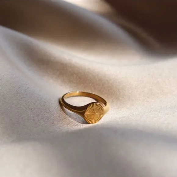 18K Gold Plated Soleil Sunburst Signet Ring - Picture 2 of 8